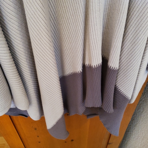 Lululemon On the Go Poncho EUC - Picture 5 of 13